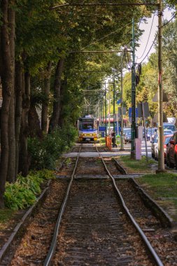 Szeged, Macaristan, 28 Ağustos: Genel tramvay, parlak güneşli bir günde adanmış bir yol düzensiz raylar üzerinde sürmek. Szeged, 28 Ağustos 2018.