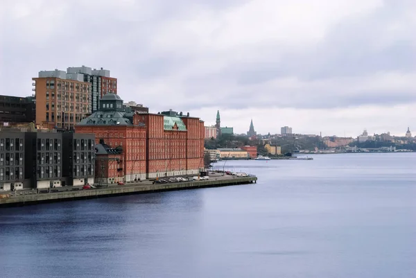 Будинок Червоної Цегли Набережній Затоки Місті Стокгольмі Сірому Похмурий День — стокове фото