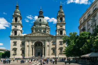Budapeşte, Macaristan, 1 Temmuz: Sakinleri ve konuklar şehrin Saint Stephens Basilica Budapeşte'önünde kare 1 Temmuz 2018 üzerinde yürümek.