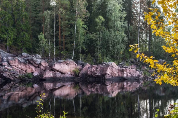 Riva Rocciosa Del Fiume Pietra Rosa Riflette Sulla Superficie Dell — Foto Stock