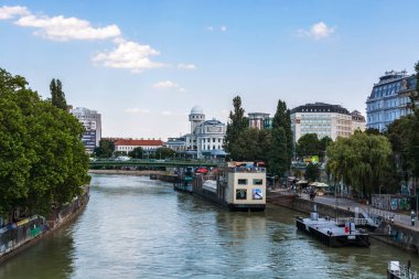 Viyana, Avusturya, 3 Temmuz: Açık güneşli bir günde, sakinleri ve ziyaretçiler Viyana'da Danube alan gezinti yolu üzerinde 3 Temmuz 2018 üzerinde yürümek.