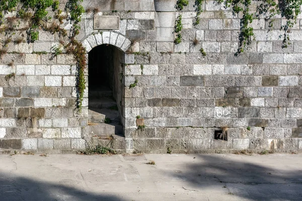 Eingang Mit Stufen Inneren Einer Steinmauer Kanaldamm Park Der Stadt — Stockfoto