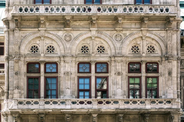 Fönster Med Utsikt Över Balkongen Byggnaden Gotisk Stil Gjort Beige — Stockfoto