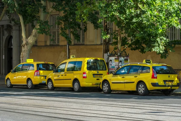 Будапешт Венгрия Июля Три Желтых Такси Ждут Своих Пассажиров Улице — стоковое фото
