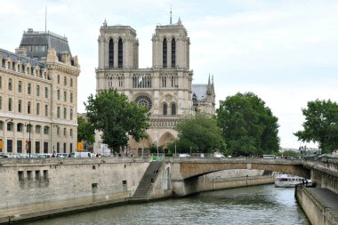 Paris, Fransa, 19 Haziran: Görünümünü dolgu ve köprü ve bina Notre Dame de Paris, mavi gökyüzü 19 Haziran 2012 Paris'te Seine Nehri.
