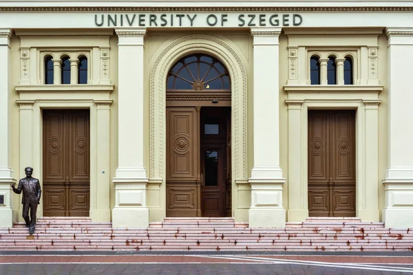 セゲド ハンガリー 2018 日にピンクの石の階段に立っている先生を描いた図とセゲド大学の建物への入り口の画像 — ストック写真
