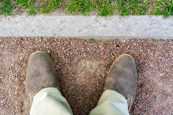 Fragmento Piernas Pantalones Beige Claro Zapatos Marrones Sobre Fondo Sendero —  Fotos de Stock