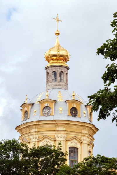 Башня Церкви Желтого Цвета Позолоченным Куполом Крестом Фоне Облачного Неба — стоковое фото