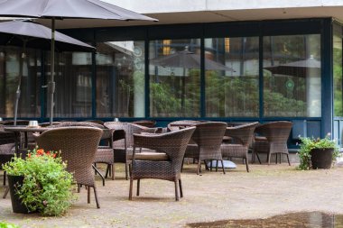 Görünüm ıssız yaz Kafe'nin sıcak bir sonbahar günü Imatra, Finlandiya.