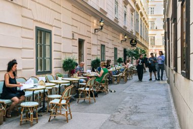 Viyana, Avusturya, 3 Temmuz: Street Cafe 3 Temmuz 2018 tarihinde Viyana'da dar caddeleri üzerinde turist.