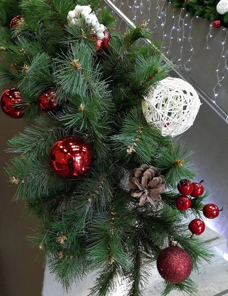 크리스마스 전나무 빨간색과 크리스마스 장난감 소나무 장식의 형태로 — 스톡 사진