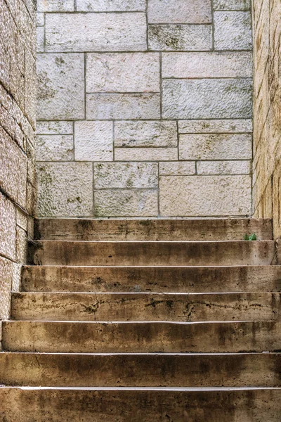 Die Steinstufen Der Treppe Inneren Des Gebäudes Bestehen Aus Steinplatten — Stockfoto
