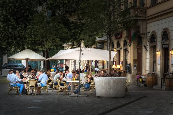 Budapest Hungary July Residents Visitors Relax Warm Summer Evening Street — Stock Photo, Image