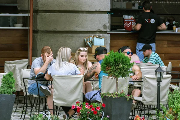 Budapest Węgry Lipca Grupa Młodych Ludzi Odpoczynku Przy Stole Letniej — Zdjęcie stockowe