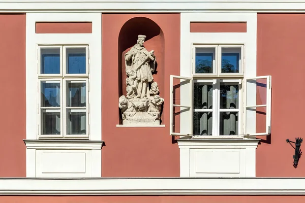 Two Rectangular White Windows Background Pink Wall Sculpture Located Them — Stock Photo, Image