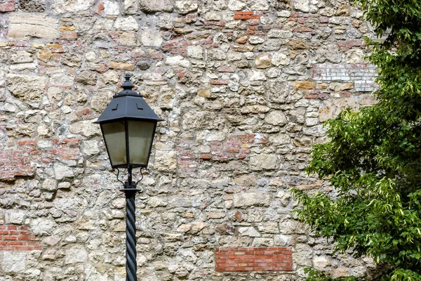 Straßenlaterne Auf Dem Hintergrund Einer Alten Steinmauer Die Von Roten — Stockfoto