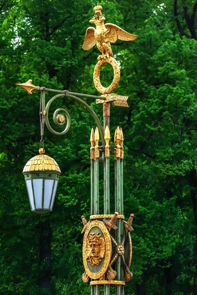 Straßenlaterne Die Stadtgarten Einer Stange Hängt Mit Der Vergoldeten Figur — Stockfoto