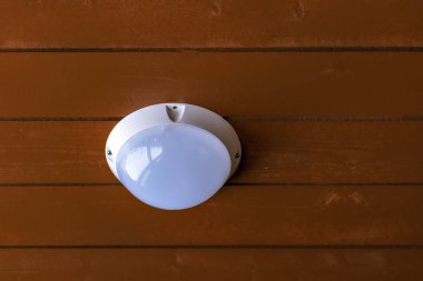 Bir yarımküre ve kahverengi panoları tavanda asılı beyaz buzlu cam şeklinde beyaz tavan.