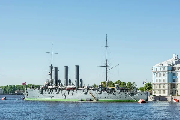 伝説の軽巡洋艦オーロラ 永遠の駐車場 ネヴァ川サンクトペテルブルクの都市の復興後日当たりの良い夏の日に — ストック写真