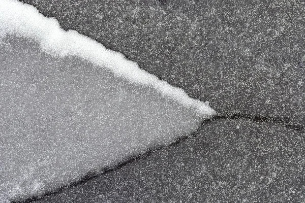 灰色の氷の上の線を分岐き裂うっすらと雪化粧 — ストック写真