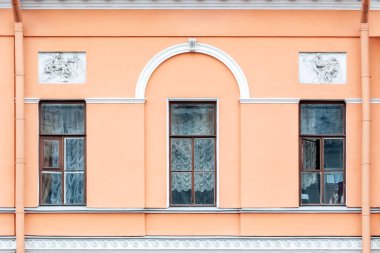 Üç dikdörtgen pencere eşiği ile bir kemer ve pembe bir duvar arka plan üzerinde bir kısma. Saint-Petersburg windows serisinden.