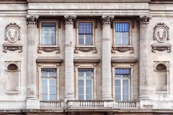 Rechteckige Fenster Mit Säulen Balkon Und Nischen Vor Einer Marmorwand — Stockfoto