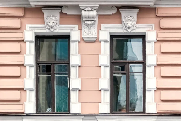 Два Прямоугольных Окна Барельефом Напротив Розовой Стены Белой Штукатуркой Серии — стоковое фото