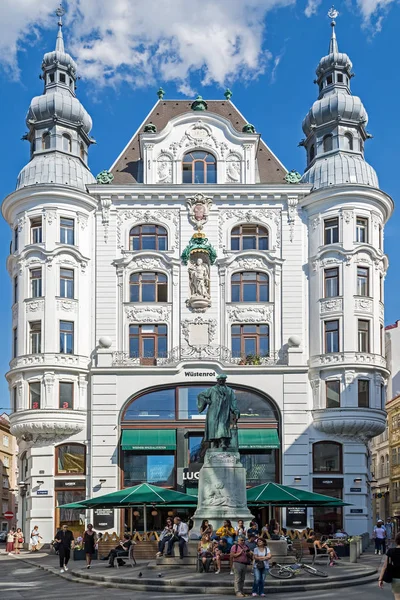 Viena Áustria Julho Turistas Descansam Monumento Pioneira Impressora Johann Gutenberg — Fotografia de Stock