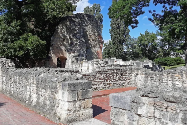 ブダペストの中心街にある公園で古代のドミニコ会修道院の遺跡 — ストック写真