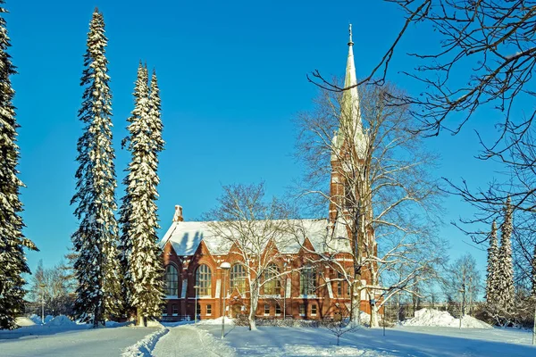 Widok Katedrę Mikkeli Mroźny Zimowy Dzień Przeciw Błękitne Niebo — Zdjęcie stockowe