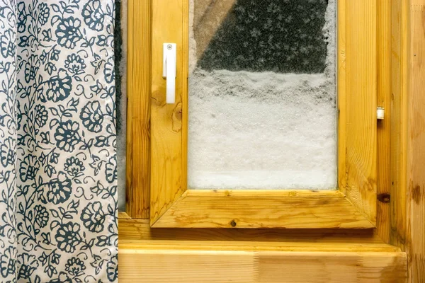 Venster Met Een Frame Gemaakt Van Hout Snowbound Buiten Bedekt — Stockfoto