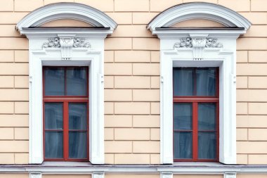 Pembe duvar arka plan üzerinde beyaz sıva bir kemer şeklinde bir korniş ile iki dikdörtgen pencere. St. Petersburg Windows serisinden.