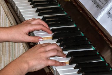 Müzisyen bir piyano siyah ve beyaz tuşlar üzerinde eller.