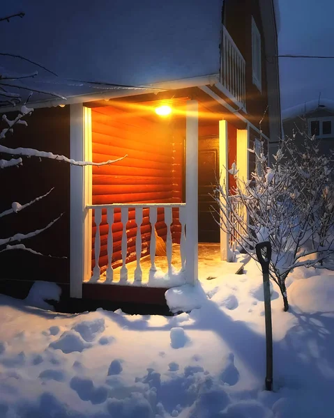 Verandě Venkovský Dům Osvětlena Jasným Světlem Lucerny Uprostřed Závěje Mrazivý — Stock fotografie