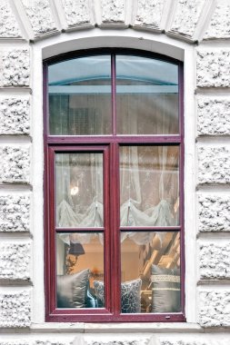 Arch duvar sıva ile gri arka plan üzerinde pencere. St. Petersburg Windows serisinden.