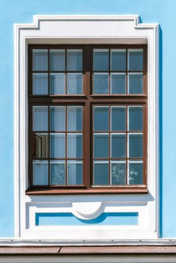 Duvardaki mavi zemin üzerine dikdörtgen pencere. Windows St Petersburg bir dizi.
