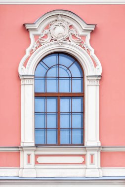 Pembe duvar arka plan üzerinde sıva kemerli pencere. St. Petersburg Windows serisinden.