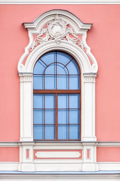 Gebogen Raam Met Stucwerk Een Roze Muur Achtergrond Uit Een — Stockfoto