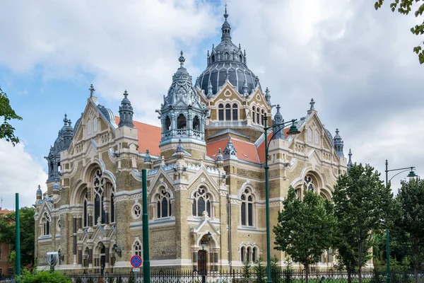 Szeged yeni sinagoga bina mavi gökyüzü bulutlu görünümünü.