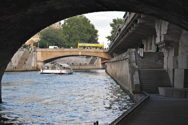 フランス 住民と都市のゲストは パリの橋の下セーヌ川でボートに乗ってウォーキング ツアー 2012 — ストック写真