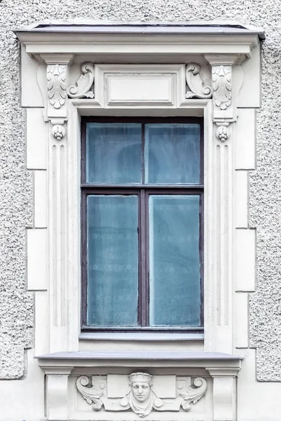 Prostokątne Okno Białą Sztukaterią Tle Szarej Ścianie Serii Windows Petersburg — Zdjęcie stockowe