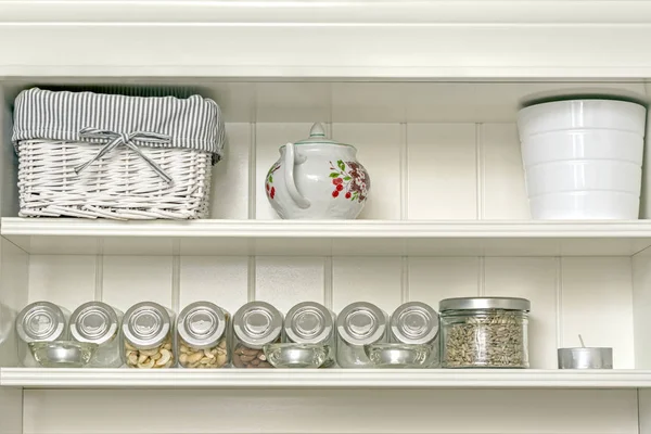 Keuken Interieur Met Een Fragment Van Een Wit Plat Met Rechtenvrije Stockfoto's