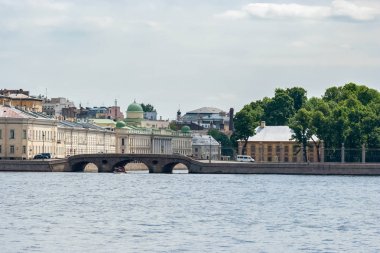 Cityscape bir köprü ile.