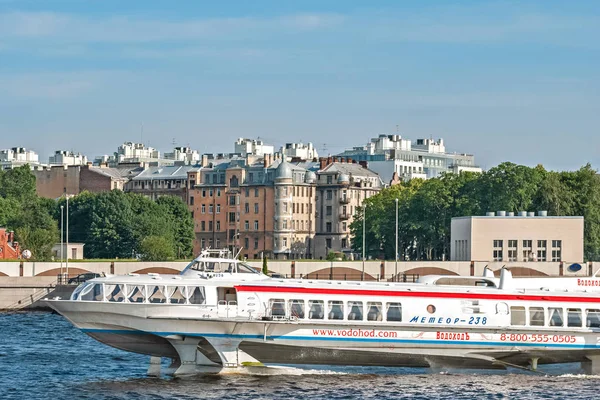 Ship on Neva. — Stock Photo, Image