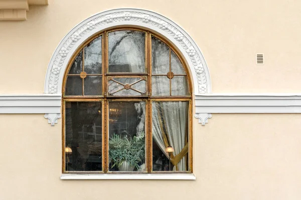 Välvda fönster på beige. — Stockfoto