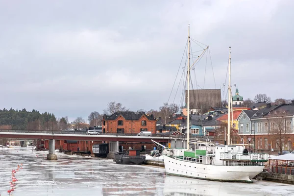 Paesaggio urbano con una nave . — Foto Stock