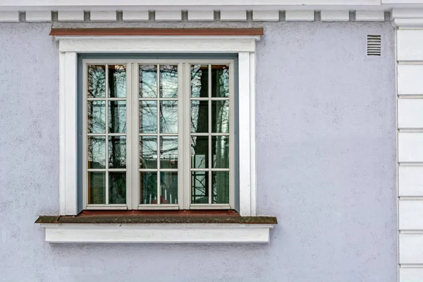 Fönster på grå. — Stockfoto