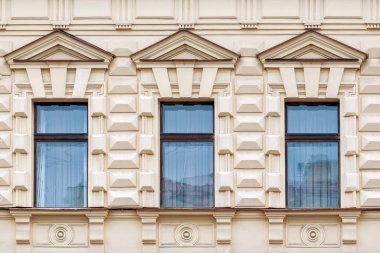 Üç dikdörtgen pencere.