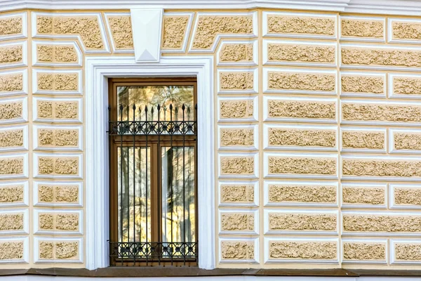 Okno na ścianie żółty. — Zdjęcie stockowe