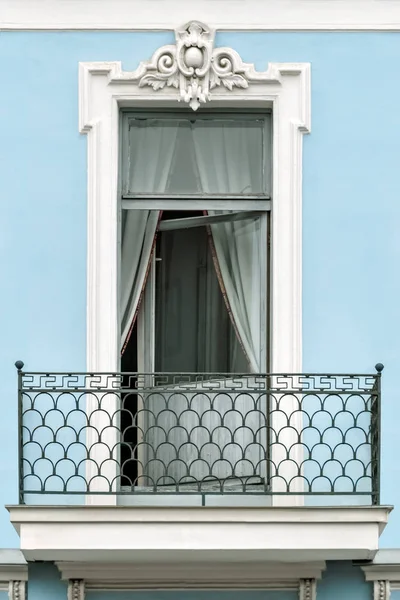 Ventana rectangular con balcón . — Foto de Stock